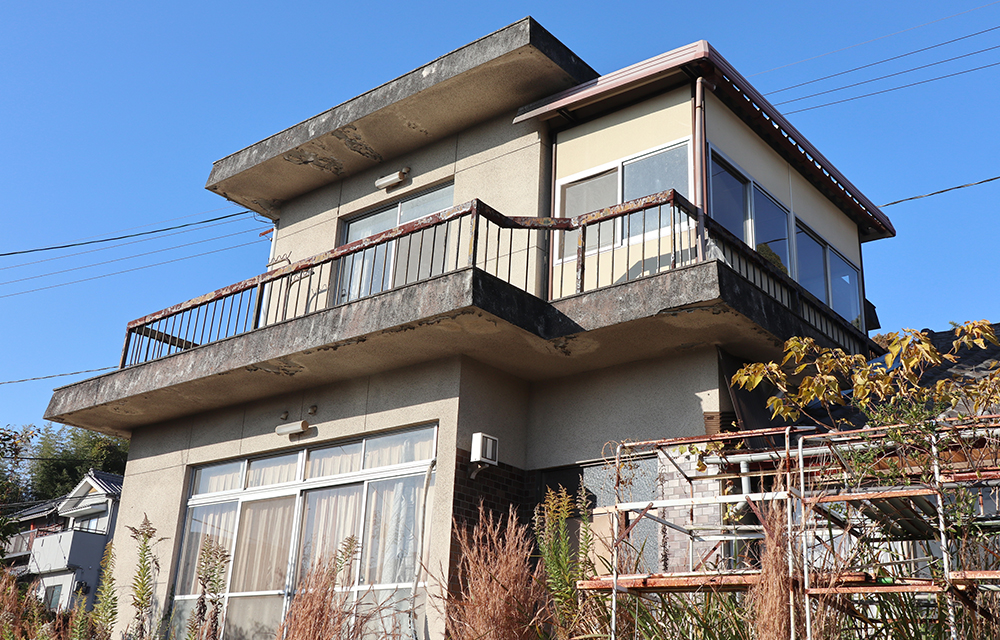 老朽化した空き家、訳あり物件はどうする？解体について